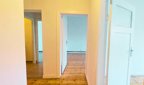 Sofort Bezugsfrei & Zentral - Frisch renovierte 2-Zimmer-Wohnung mit Balkon & Dielenboden