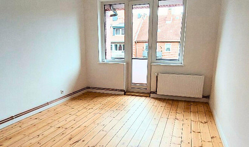 Sofort Bezugsfrei & Zentral - Frisch renovierte 2-Zimmer-Wohnung mit Balkon & Dielenboden