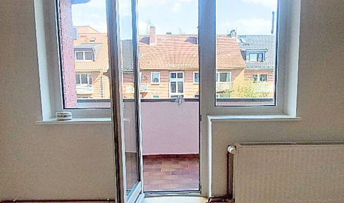 Available immediately & central - Freshly renovated 2-room apartment with balcony & floorboards