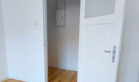 Available immediately & central - Freshly renovated 2-room apartment with balcony & floorboards