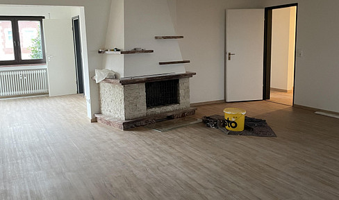 Großzügige, renovierte 3-Zimmerwohnung, mit Wintergarten, offenem Kamin und Kachelofen