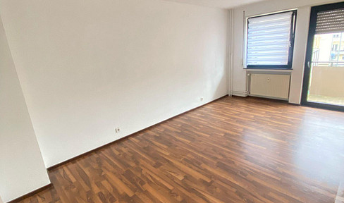2 room apartment with balcony facing the quiet inner courtyard with fitted kitchen