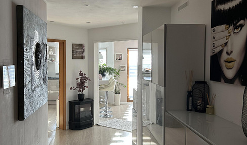 Chic apartment with balcony, garden, EBK, garage and much more.