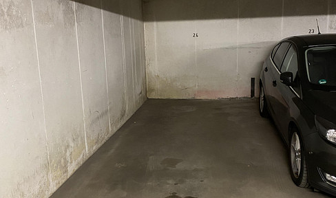 Tiefgaragenstellplatz unter gepflegtem Mehrfamilienhaus