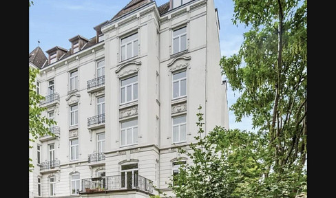 Representative apartment in old building in central location near Alster & Kuhmühlenteich