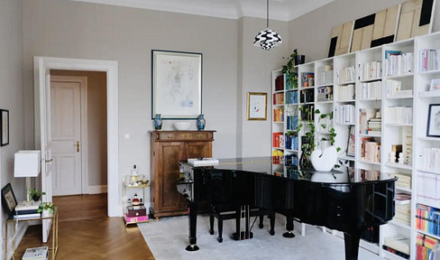 Prestigious apartment in old building -! Business possible - in central location near Alster & Kuhmühlenteich