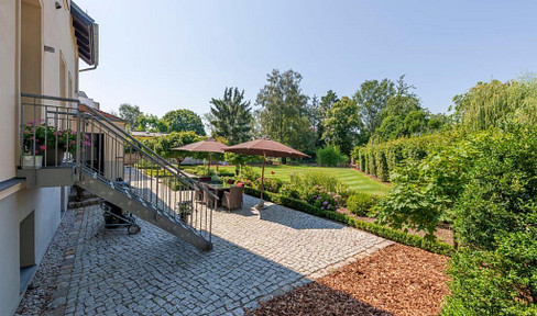 Villa in Berlin Kaulsdorf, energetically renovated on a large plot with a park-like design