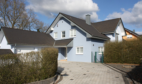 *Provisionsfrei*, geräumiges Einfamilienhaus in ruhiger Lage