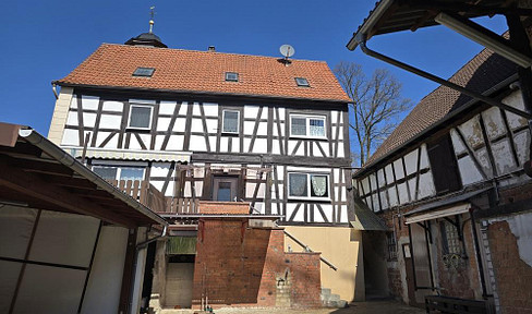 Wohnhaus mit Nebengebäuden