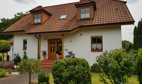 Freistehendes Einfamilienhaus mit großzügigem Garten und Garage