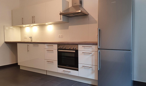 Available immediately! Completely renovated modern 3-room apartment, 2nd floor, quiet old town location
