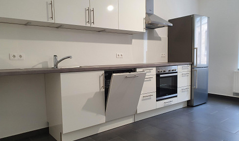 Available immediately! Completely renovated modern 3-room apartment, 2nd floor, quiet old town location