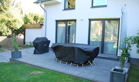 Close to metro and franz. school - new building - efficient - with top equipment and garden