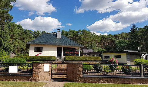 Spacious living - within walking distance of the lake, right next to the forest