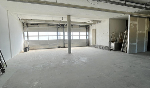 260m² warehouse hall w.loading ramp+office+toilet, 2x sectional door 3,74m high warehouse hall production