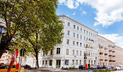 Stucco, charm & neighborhood flair: renovated & bright 2-room apartment in Bergmannkiez! Free of commission!