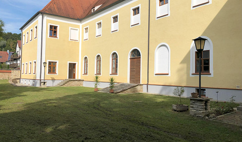 Exclusive 3.5-room apartment with EBK in former castle brewery