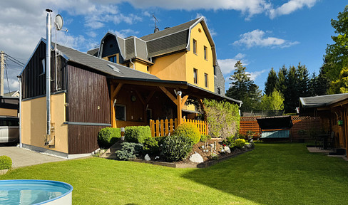 Ready-to-occupy 12.5-room MFH in Chemnitz with pool for families, self-employed persons or investors