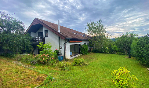Haus mit 3 Wohnungen + Studio + Doppelgarage + Lagerraum + Schopf