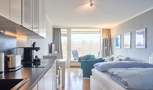 Sonnenbalkon mit Blick auf Wald und Meer - direkt von privat