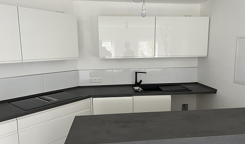 (106-06) Charming 2-room maisonette apartment with its own entrance, located in a quiet residential area.