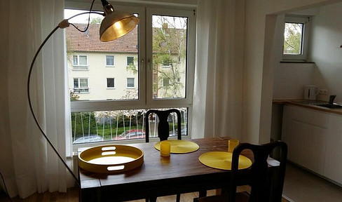 50733 Nippes: Luxuriös saniert, neu MÖBLIERT: 2 Zimmer, davon eines mit offener Küche, Bad, Flur