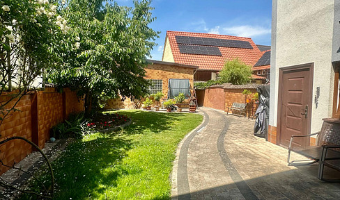 Without estate agent!!! Charming detached to semi-detached house with large garden and modern fittings