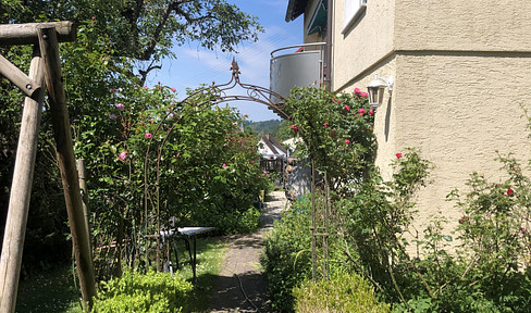 Stylish 4-room apartment with balcony, garden, fitted kitchen and garage in Sulzbach an der Murr