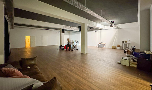 Barrier-free 240 m² warehouse space with office and freight elevator