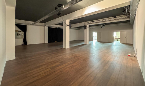 WAREHOUSE - 240 m² - WITH OFFICE, KITCHEN & LOADING TRAIN - STANDING SPACES - BARRIER-FREE