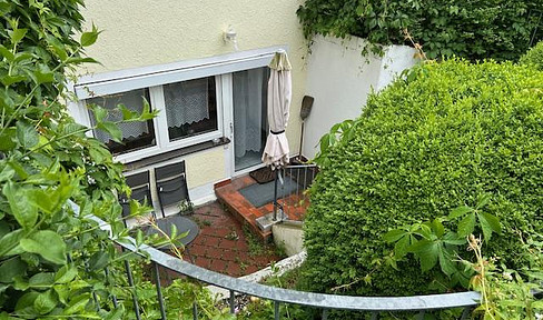 Helle 2 Zimmer Souterrain-Wohnung mit Westterrasse