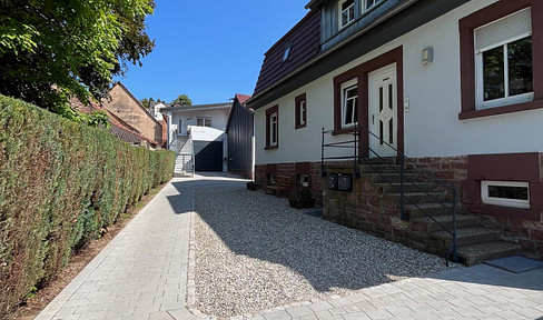 Very spacious and bright 3-room apartment with a balcony and garden – modernly renovated and equipped with fiber optic internet.