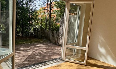 Garden apartment with a townhouse feel – an oasis in the heart of the city.