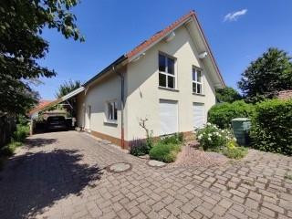 Detached detached house in second row