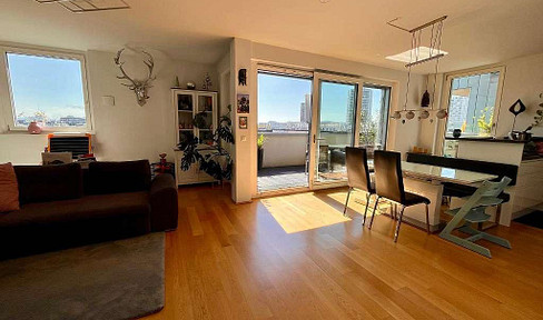 Wonderfully bright top floor apartment in the Nordbahnviertel (incl. parking space)
