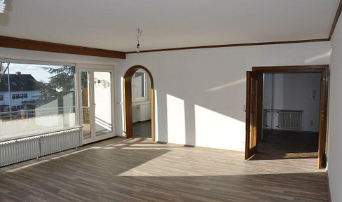 Penthouse 4-room apartment in Holthausen with south-facing balcony and garage