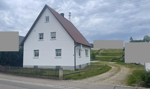 Detached house in need of modernization with granny apartment in quiet location