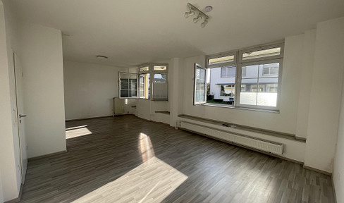 Beautiful, modern, and bright apartment in a prime location.