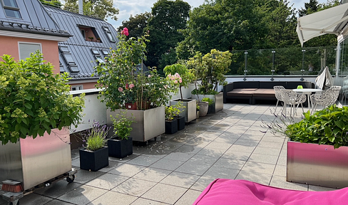 Style meets exclusivity: Penthouse Alt-Bogenhausen 3.5 room apartment at Herzogpark commission-free