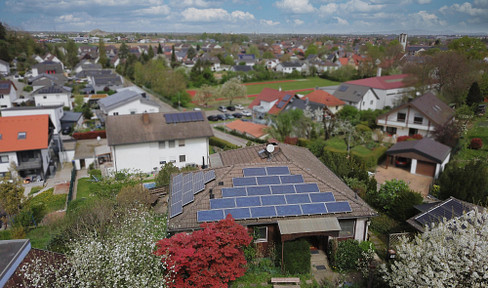 Haus mit Vogesenblick auf großem Grundstück.