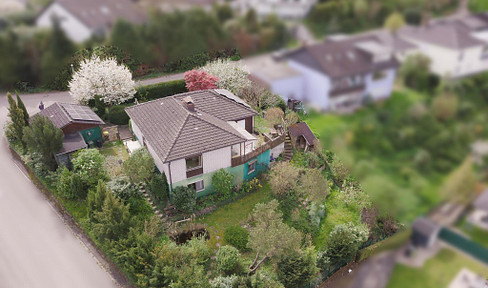 Wohnhaus mit Vogesenblick auf großem Grundstück.