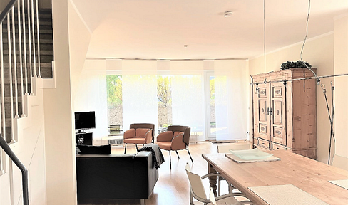Light-flooded maisonette apartment with sunny balcony in Lank-Latum