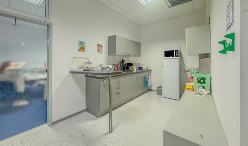 COMMERCIAL SPACE - 270 m² - STANDING SPACES - BARRIER-FREE - Elevator