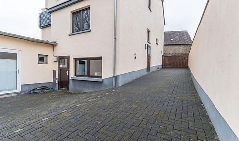 Detached house with granny apartment and building plot