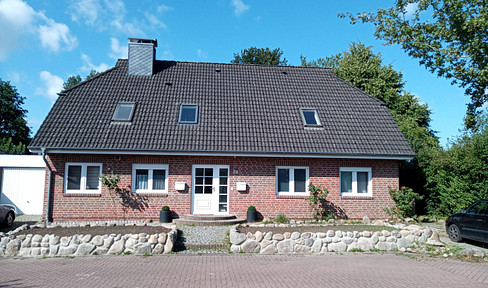 Bright and spacious 3.5-room attic apartment in a two-family house – well-maintained, modernized, and quiet.