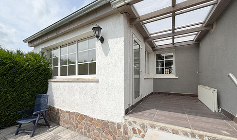 Family-friendly terraced house with garden, conservatory & garage in a quiet location in Kitzscher