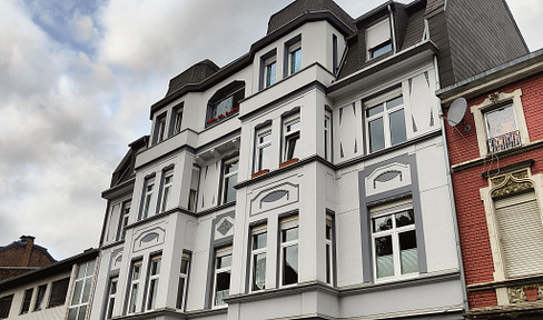 Lichtdurchflutete Altbauwohnung mit Einbauküche in Toplage