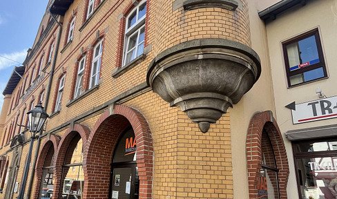 Rented commercial space with 194 m² in a central location - ideal for owner-occupiers or investors