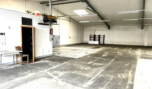 Moderne, gut ausgestattete Halle mit Büro, Aufenthaltsraum und Außenfläche zu vermieten