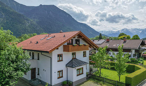 Well-maintained and flexibly usable apartment building with 5 as-new apartments
